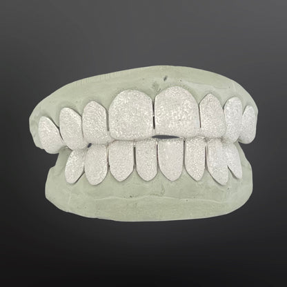 Dental model with white teeth on a dark background